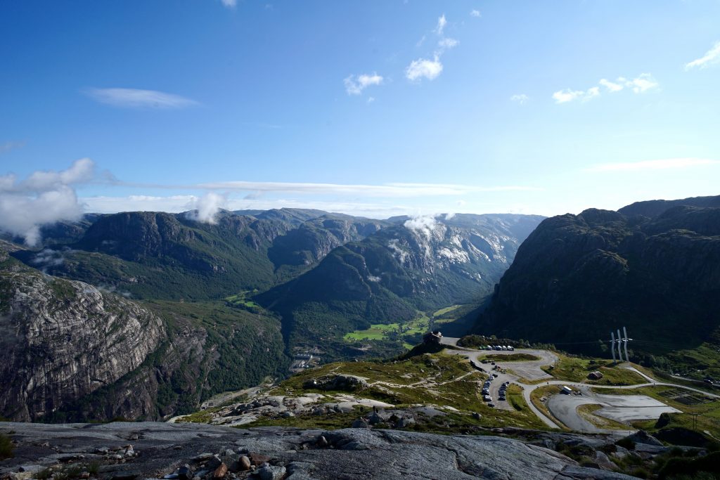 Auf einer Wanderung zum Kjeragbolton entstanden. Es ist der Blick vom ersten Felsen aus in Richtung Parkplatz.